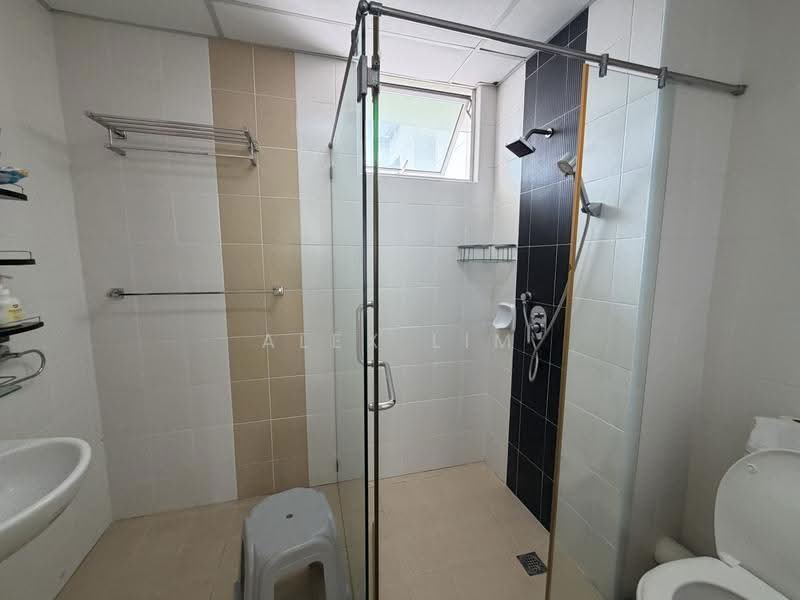 Kondominium untuk Disewa di The Waterfront Condominium - Alex Lim - Bathroom - PropertyGuru.com.my
