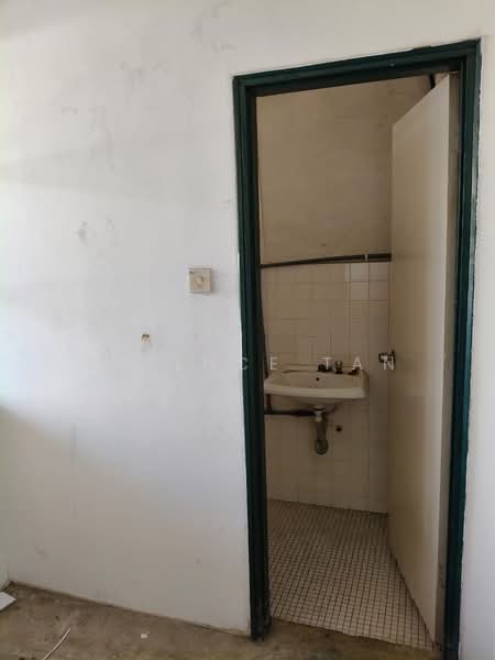 Kilang untuk Dijual di Bandar Baru Permas Jaya (Permas Jaya) - Terence Tan - Bathroom - PropertyGuru.com.my