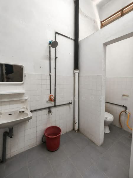 Shop for Rent in Taman Cempaka (Ipoh) - Qazin Khoo - Bathroom - PropertyGuru.com.my