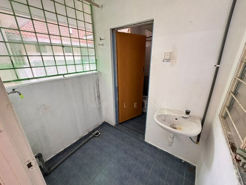 Pangsapuri untuk Dijual di Permai Lake View Apartment - Mr Lee - Balcony - PropertyGuru.com.my