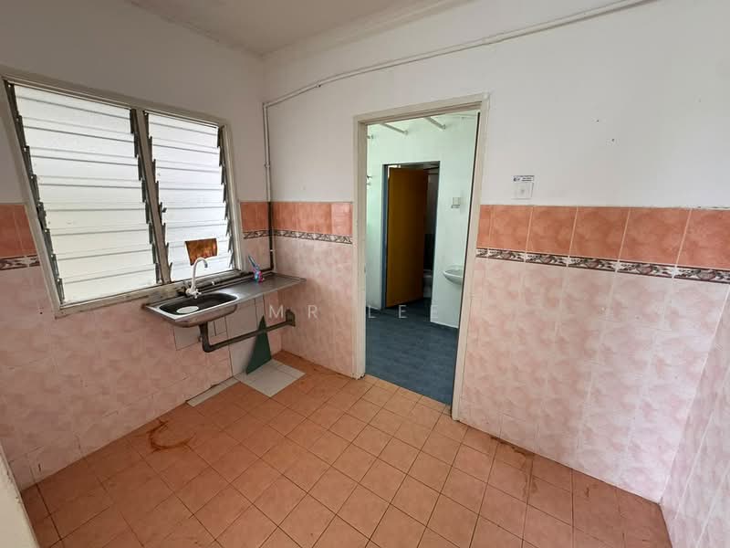 Pangsapuri untuk Dijual di Permai Lake View Apartment - Mr Lee - Kitchen - PropertyGuru.com.my