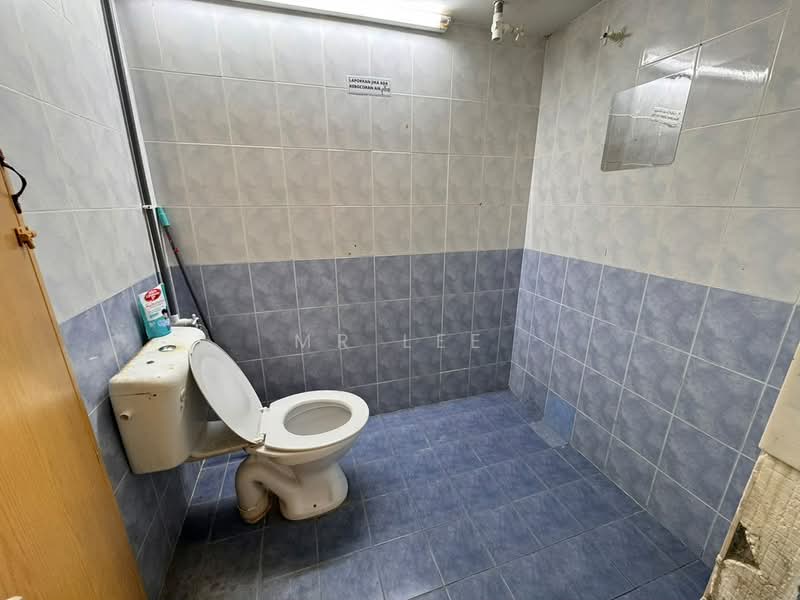 Pangsapuri untuk Dijual di Permai Lake View Apartment - Mr Lee - Bathroom - PropertyGuru.com.my