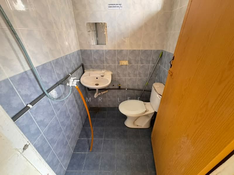 Pangsapuri untuk Dijual di Permai Lake View Apartment - Mr Lee - Bathroom - PropertyGuru.com.my