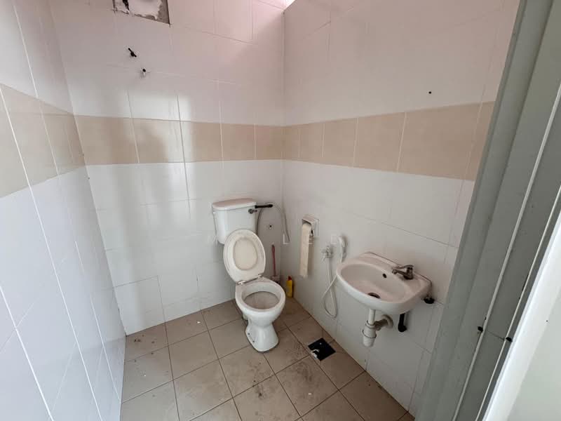 Shop / Office for Rent in Bercham (Ipoh) - Mr Lee - Bathroom - PropertyGuru.com.my