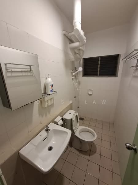 Pangsapuri untuk Dijual di Suria Permai - Louisa Law - Bathroom - PropertyGuru.com.my