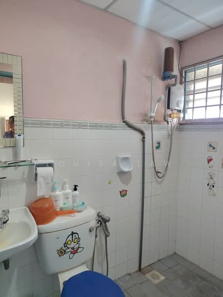 Kondominium untuk Disewa di Meadow Park 3 - Louisa Law - Bathroom - PropertyGuru.com.my