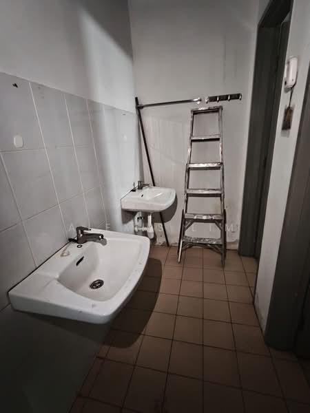 Shop / Office for Rent in Bandar Botanic (Klang) - Alexis Lim - Bathroom - PropertyGuru.com.my