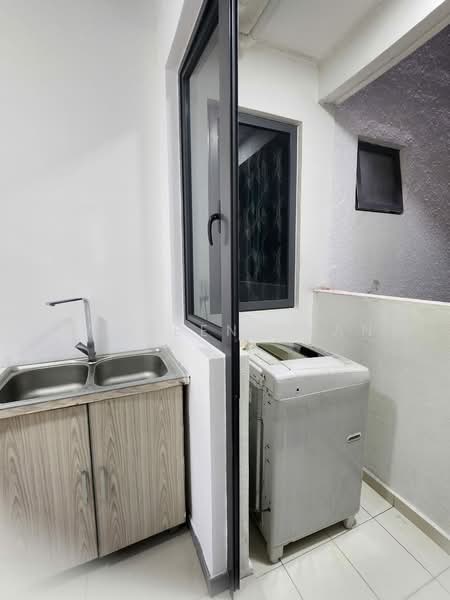 Servis Apartment untuk Disewa di United Point (Residensi Berpadu) - Kathreen Thang - Balcony - PropertyGuru.com.my
