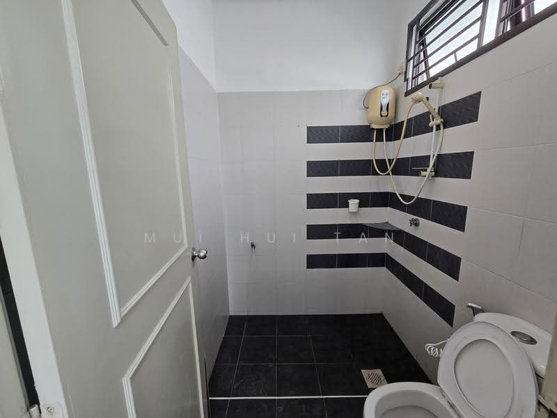 Cluster House for Rent in Taman Adda Heights (Tebrau) - Mui Hui Tan - Bathroom - PropertyGuru.com.my