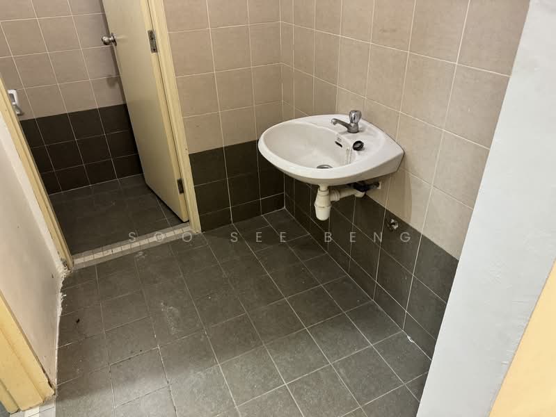 Pejabat untuk Disewa di Bandar Damansara Perdana (Damansara Perdana) - Soo See Beng - Bathroom - PropertyGuru.com.my