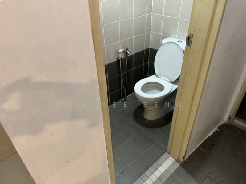 Pejabat untuk Disewa di Bandar Damansara Perdana (Damansara Perdana) - Soo See Beng - Bathroom - PropertyGuru.com.my