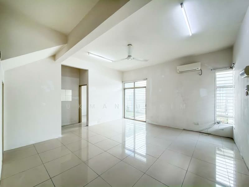 Rumah Kluster untuk Dijual di Bandar Saujana Putra (Tanjong Duabelas) - Lukman Hakim - Living Room - PropertyGuru.com.my