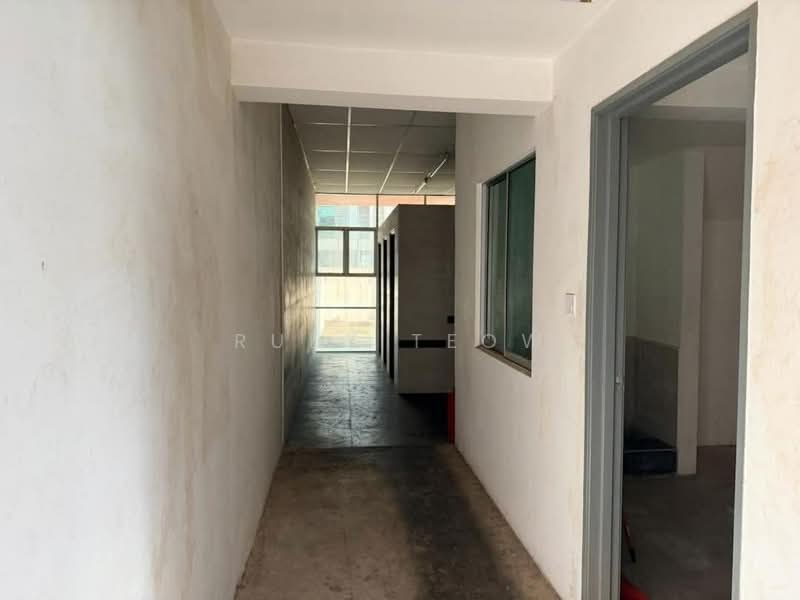 Semi-D Factory for Rent in Taman Desa Cemerlang (Ulu Tiram) - Ruby Teow - Corridor - PropertyGuru.com.my