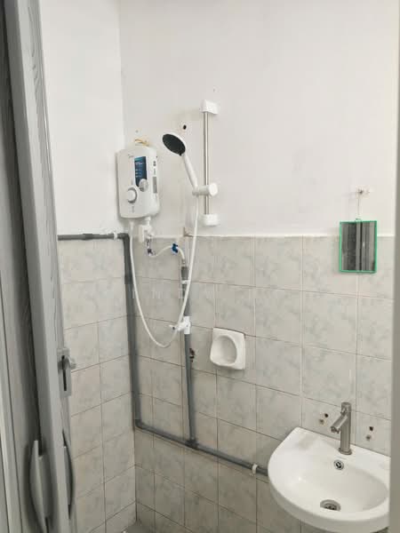 Pangsapuri untuk Disewa di Pangsapuri Lagoon Perdana - Cindy Ng - Bathroom - PropertyGuru.com.my