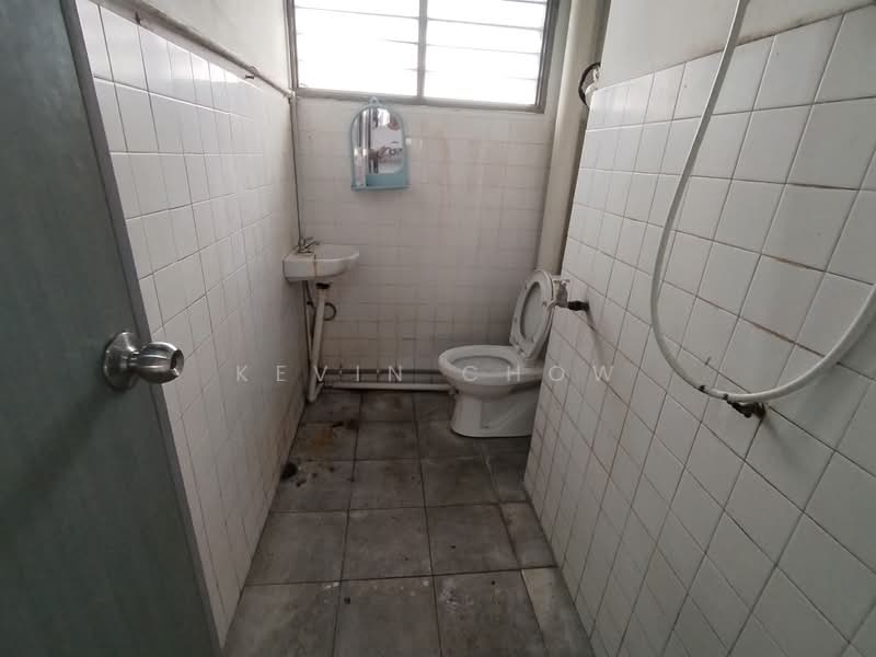 Rumah Flat untuk Disewa di Taman Sri Endah Flat - Kevin Chow - Bathroom - PropertyGuru.com.my