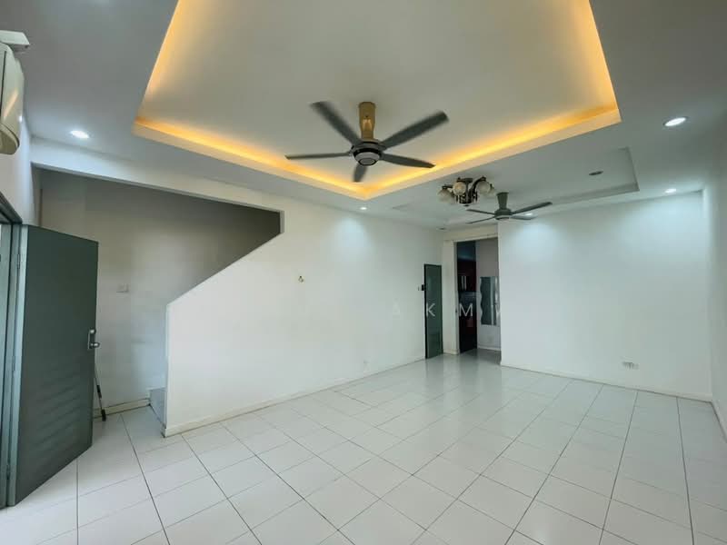 Rumah Teres 2-Tingkat untuk Dijual di Seksyen 33 (Shah Alam) - Amirul Akmal - Living Room - PropertyGuru.com.my