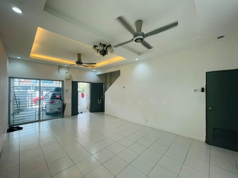 Rumah Teres 2-Tingkat untuk Dijual di Seksyen 33 (Shah Alam) - Amirul Akmal - Living Room - PropertyGuru.com.my