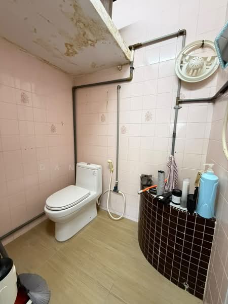 Rumah Teres untuk Dijual di Taman Damai Jaya (Skudai) - Daniel Yong - Bathroom - PropertyGuru.com.my
