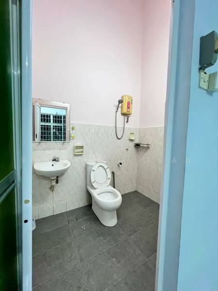 1-storey Terraced House for Sale in Seremban Jaya (Negeri Sembilan) - Kho Chng Guan - Bathroom - PropertyGuru.com.my
