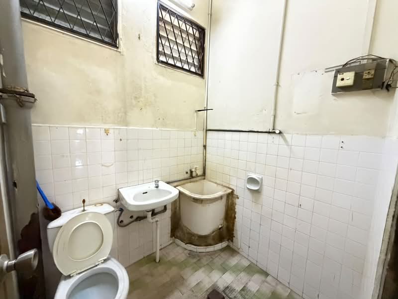 1-storey Terraced House for Rent in Taman Suria (Johor Bahru) - Zeon Lim - Bathroom - PropertyGuru.com.my