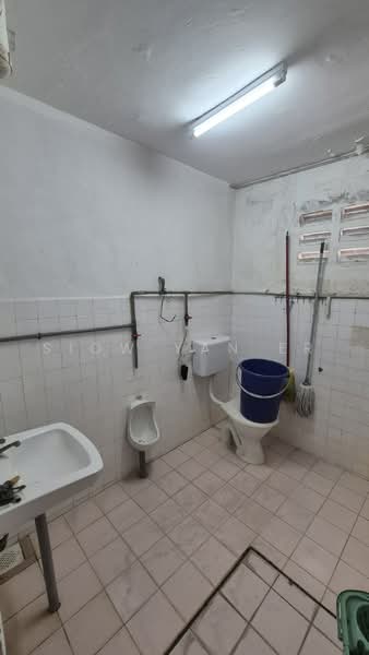Shop / Office untuk Dijual di Taman Johor Jaya (Johor Bahru) - Siow Yan Er - Bathroom - PropertyGuru.com.my