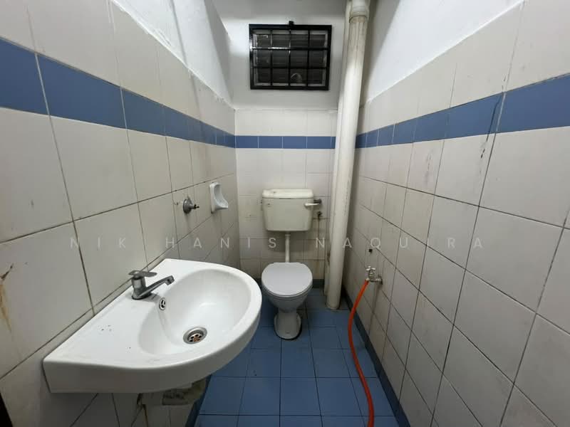 Pangsapuri untuk Disewa di Putra Damai - Nik Hanis Naquira - Bathroom - PropertyGuru.com.my