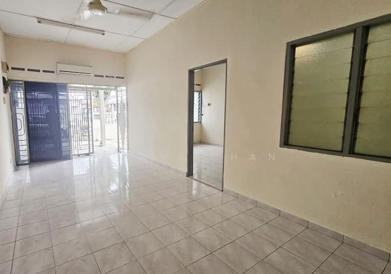 1-storey Terraced House for Sale in Taman Klang Utama (Kapar) - Danny Chan - Living Room - PropertyGuru.com.my