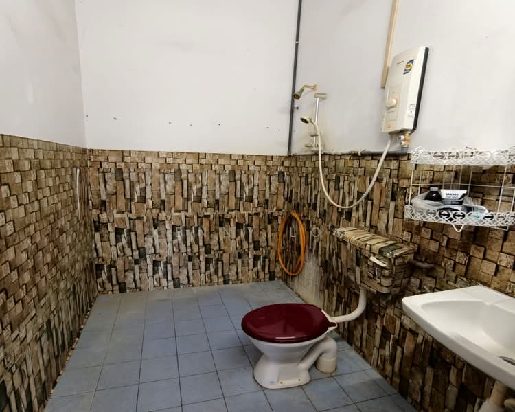 Rumah Teres 2-Tingkat untuk Dijual di Bukit Ubi (Kuantan) - Kenny Loo - Bathroom - PropertyGuru.com.my