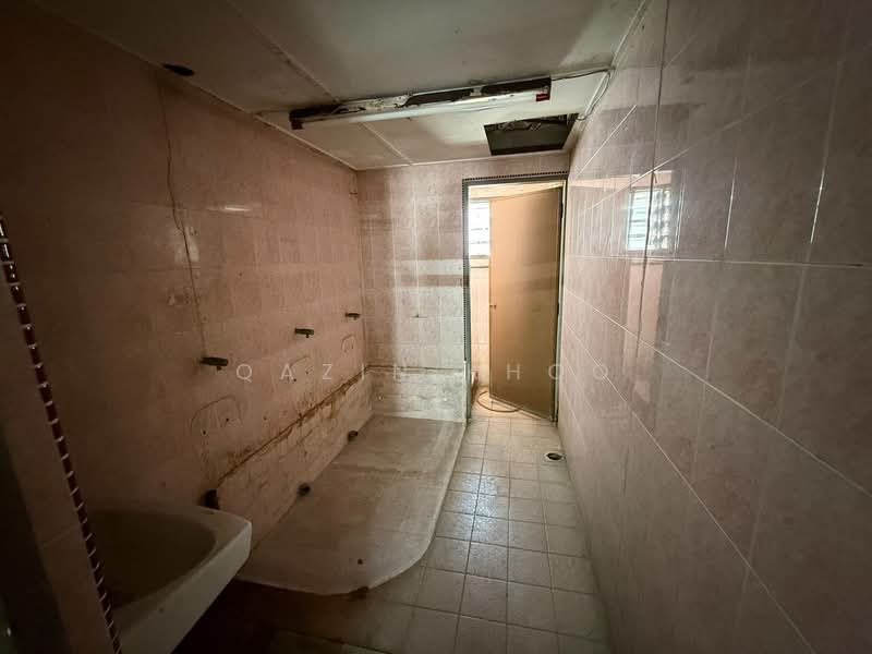 Shop for Sale in Sungai Siput (Perak) - Qazin Khoo - Bathroom - PropertyGuru.com.my