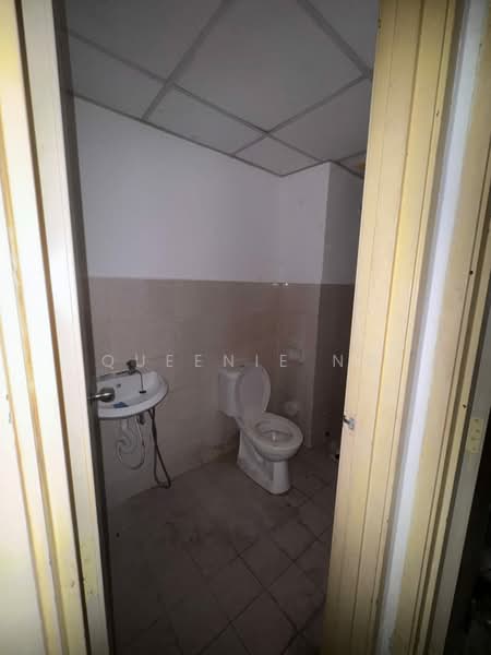 Shop / Office untuk Dijual di Bandar Baru Permas Jaya (Permas Jaya) - Queenie Ng - Bathroom - PropertyGuru.com.my
