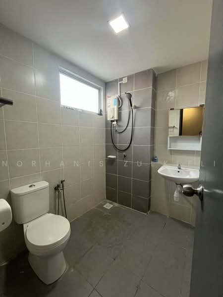 Rumah Teres 2-Tingkat untuk Disewa di Dengkil (Selangor) - Norhanis Zulkifli - Bathroom in master bedroom - PropertyGuru.com.my