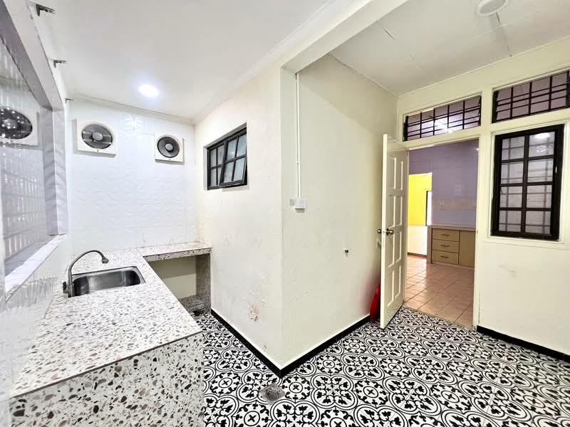 Rumah Teres 2 Tingkat untuk Disewa di Bukit Jelutong (Shah Alam) - Adaw Zain - Kitchen - PropertyGuru.com.my