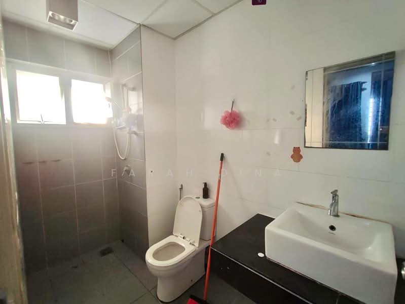 Kondominium untuk Disewa di The Wharf Residence - Farah Dina - Bathroom - PropertyGuru.com.my