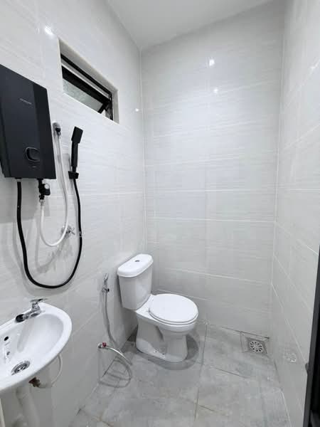 Rumah Teres 1-Tingkat untuk Dijual di Taman Pelangi (Johor Bahru) - Daniel Yong - Bathroom - PropertyGuru.com.my