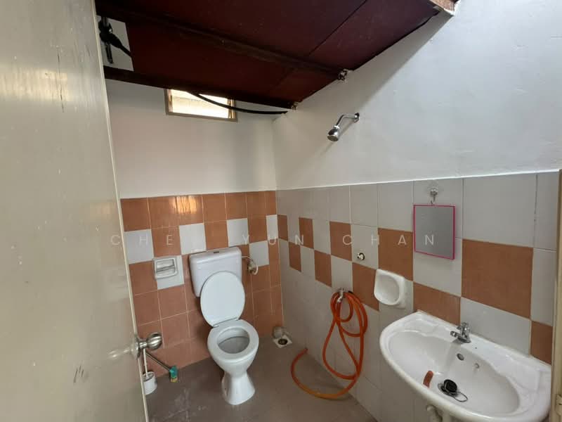 Flat for Rent at Flat Bukit Indah - Chew Yun Chan - Bathroom - PropertyGuru.com.my