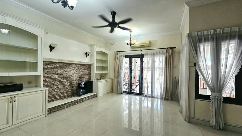 Rumah Teres 2 Tingkat untuk Disewa di Bukit Jelutong (Shah Alam) - Ling Ling - Living Room - PropertyGuru.com.my