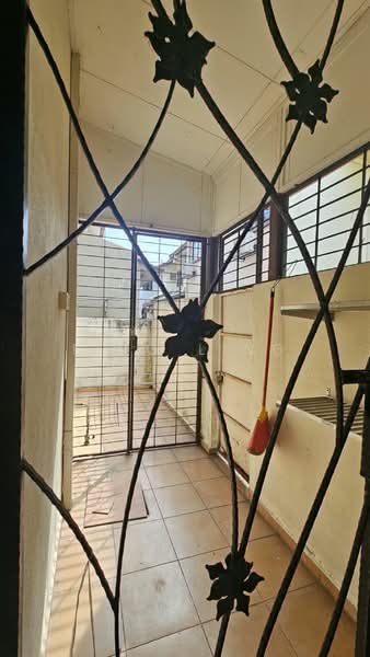 Rumah Teres 2 Tingkat untuk Disewa di Bukit Jelutong (Shah Alam) - Ling Ling - Balcony - PropertyGuru.com.my