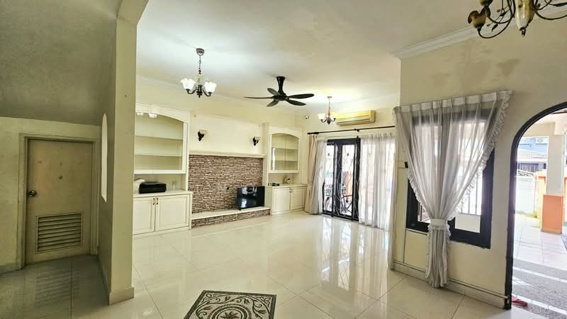 Rumah Teres 2 Tingkat untuk Disewa di Bukit Jelutong (Shah Alam) - Ling Ling - Living Room - PropertyGuru.com.my