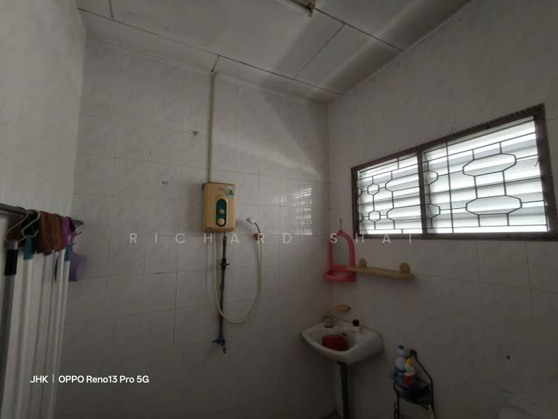 Rumah Teres 2 Tingkat untuk Disewa di Bandar Baru Permas Jaya (Permas Jaya) - Richard Shai - Bathroom - PropertyGuru.com.my