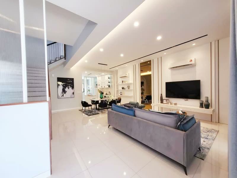Rumah Teres 2-Tingkat untuk Dijual di Kwasa Damansara (Sungai Buloh) - Thony Tan - Living Room - PropertyGuru.com.my