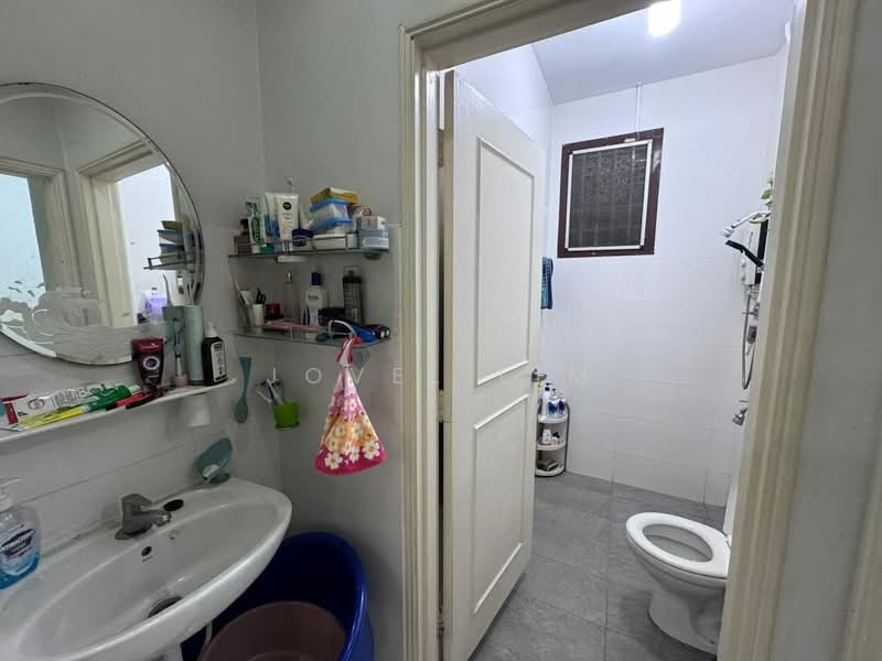 1.5-storey Terraced House for Sale in Taman Molek (Johor Bahru) - Jovel Lim - Bathroom - PropertyGuru.com.my