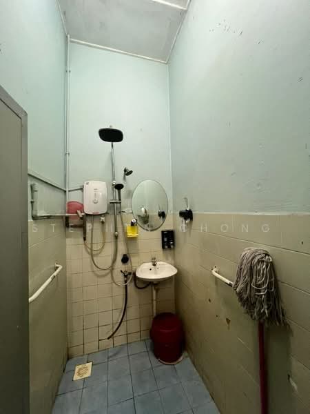 Rumah Teres 1-Tingkat untuk Dijual di Taman Johor Jaya (Johor Bahru) - Stephen Chong - Bathroom - PropertyGuru.com.my