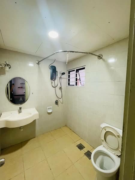 Pangsapuri untuk Dijual di Kristal Villa - Amirul Akmal - Bathroom - PropertyGuru.com.my