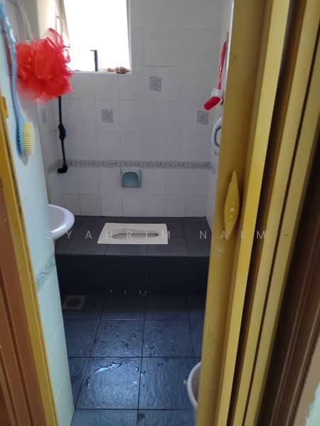 Pangsapuri untuk Dijual di Pangsapuri Kelana Impian - Syahrim Naim - Bathroom - PropertyGuru.com.my