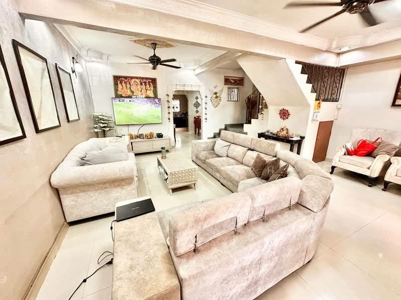 Rumah Teres 2-Tingkat untuk Dijual di Bandar Putra Permai (Seri Kembangan) - Ahmad Farhi - Living Room - PropertyGuru.com.my