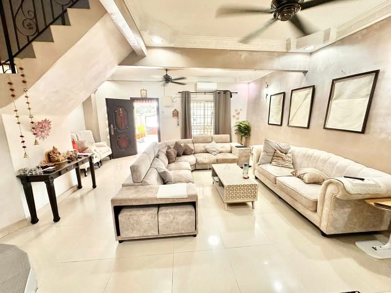 Rumah Teres 2-Tingkat untuk Dijual di Bandar Putra Permai (Seri Kembangan) - Ahmad Farhi - Living Room - PropertyGuru.com.my