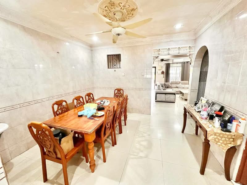 Rumah Teres 2-Tingkat untuk Dijual di Bandar Putra Permai (Seri Kembangan) - Ahmad Farhi - Dining Room - PropertyGuru.com.my