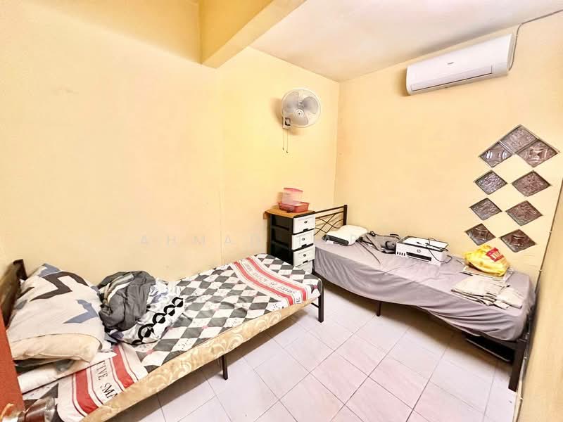 Rumah Teres 2-Tingkat untuk Dijual di Bandar Putra Permai (Seri Kembangan) - Ahmad Farhi - Bedroom - PropertyGuru.com.my