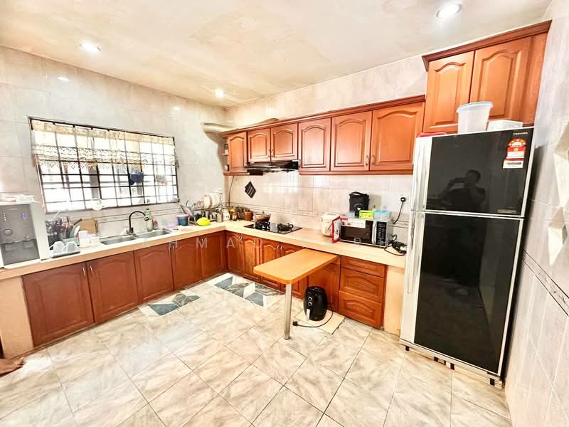 Rumah Teres 2-Tingkat untuk Dijual di Bandar Putra Permai (Seri Kembangan) - Ahmad Farhi - Kitchen - PropertyGuru.com.my