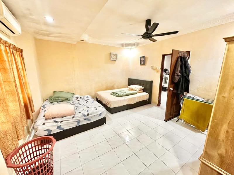 Rumah Teres 2-Tingkat untuk Dijual di Bandar Putra Permai (Seri Kembangan) - Ahmad Farhi - Bedroom - PropertyGuru.com.my